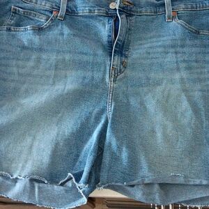 NWOT Levi Hi rise.short